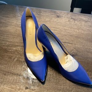 Nine West cobalt blue classic pump w/ gold accent at toe. Sz 5.5 3in heel